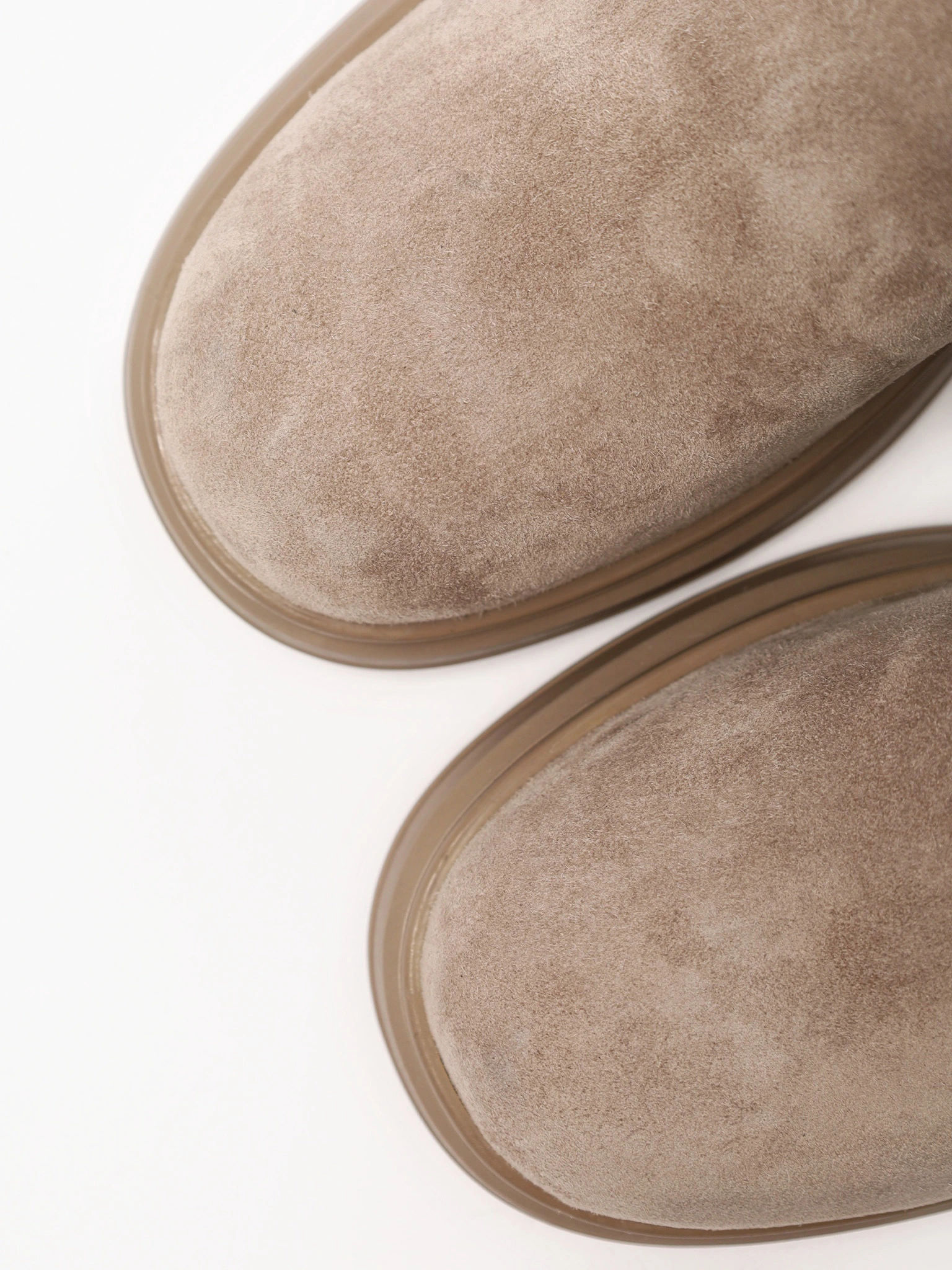 Ботинки бежевого цвета на широком срднем каблуке